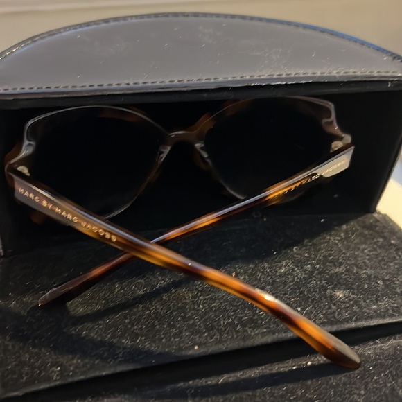 COPY - Marc Jacob’s Cat Eye Tortoise Shell Sunglasses - Picture 3 of 3